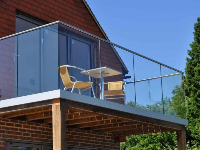 Railing style glass railing