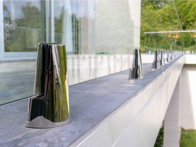 Barana de vidre amb sostenidors