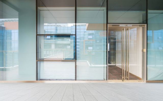 Parets de vidre per a locals comercials