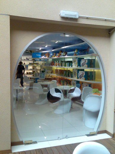Glass entrance for the Imaginarium shop in Barcelona