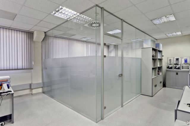 Despatx amb portes batent