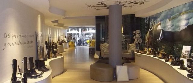 Decoration with glass for the Panama Jack shop interior