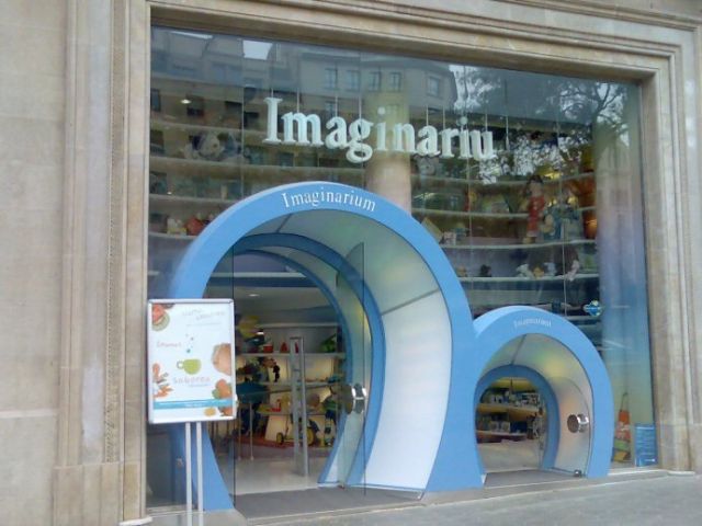 Entrada de cristal para la tienda Imaginarium en Barcelona