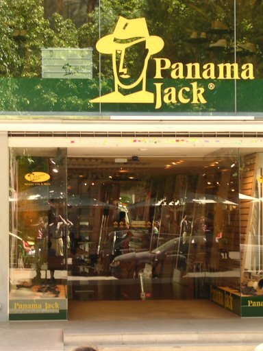 Escaparate de cristal para la tienda Panama Jack en Barcelona