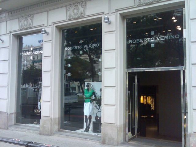 Escaparate de cristal para la tienda Roberto Verino en Barcelona