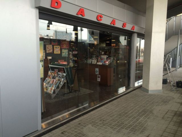 Automatic double glass door