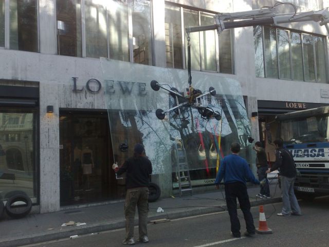 Reparación de cristal escaparate LOEWE
